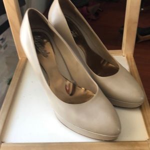 Gucci nude leather platform pumps